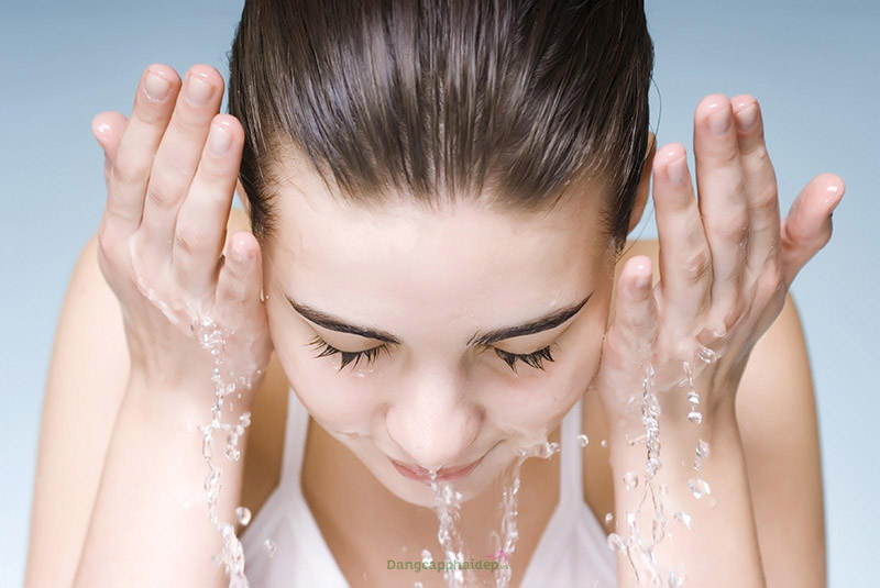 Rửa mặt quá nhiều làm mất nước trên da và khiến da tiết nhiều dầu hơn.