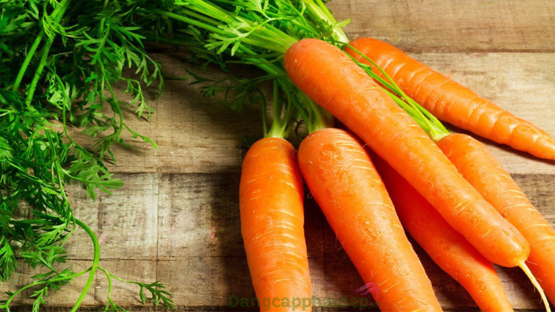 Đắp mặt nạ cà rốt có tác dụng gì? Đắp mặt nạ cà rốt và bột mì giúp làm sáng da.