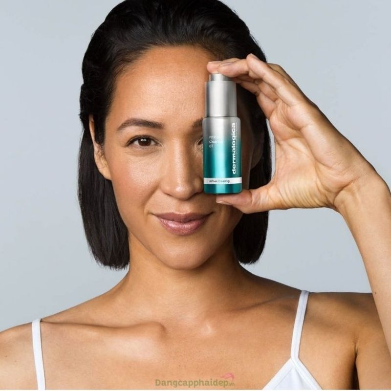 Dermalogica Retinol Clearing Oil giúp "vô hiệu hóa" mụn, đẩy lùi lão hóa da hiệu quả.
