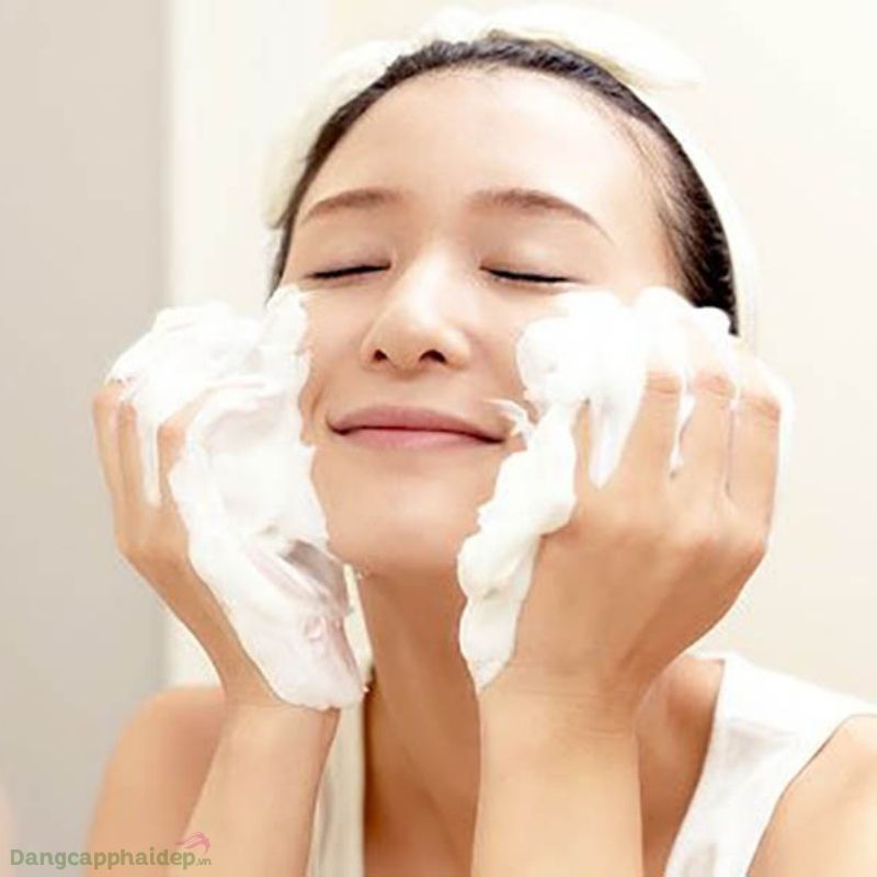 Sử dụng sữa rửa mặt dạng bông bọt sẽ giúp làn da được làm sạch sâu, mịn màng mà không gây khô ráp.