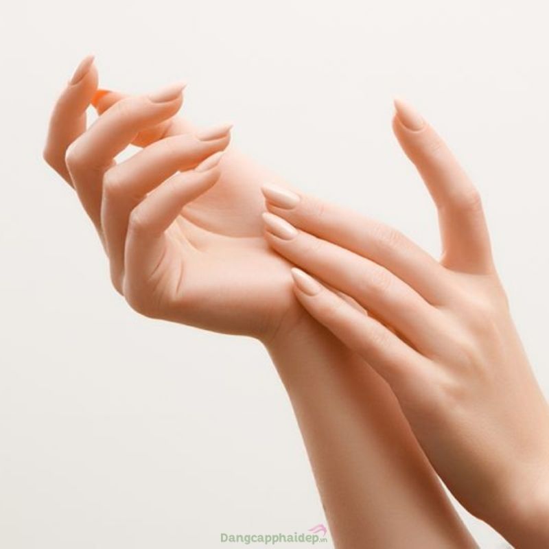 Đôi bàn tay mềm mại, sáng mịn tự nhiên nhờ kem dưỡng Body Care Age Control Hand Cream.
