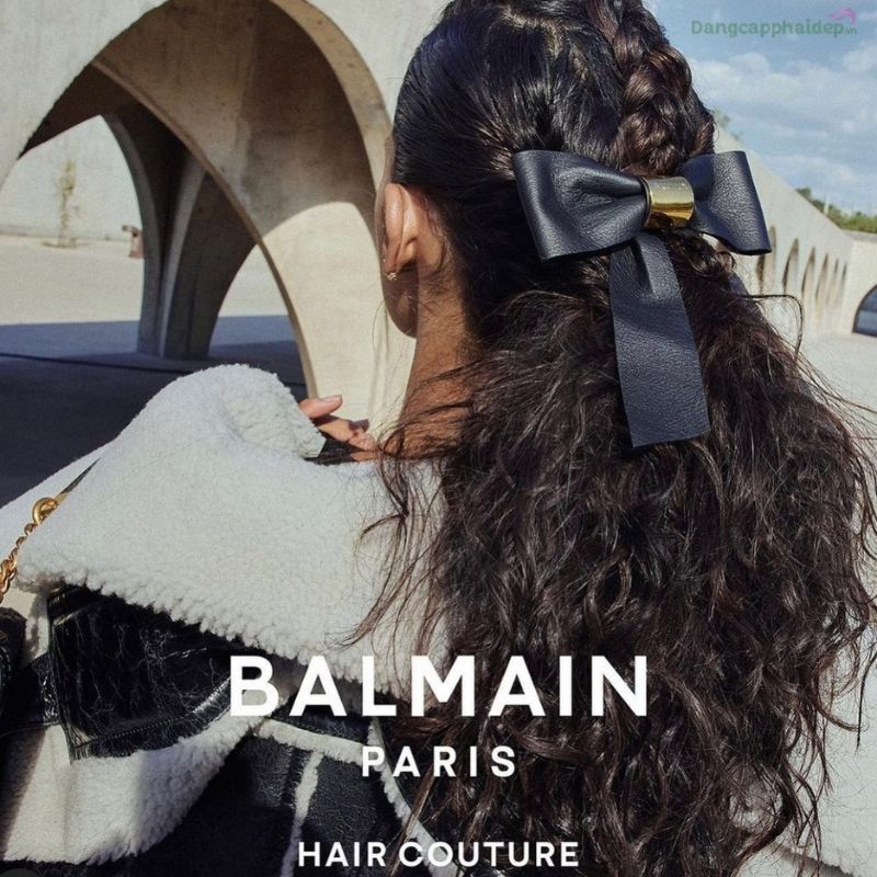 Mọi loại tóc, mọi kiểu tóc đều phù hợp để kết hợp với nơ kẹp tóc Balmain Hair Limited Edition Barrette Bow FW21